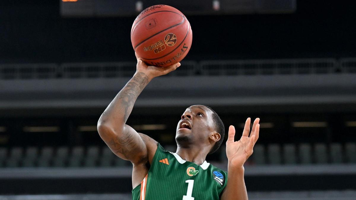 El base Umoja Gibson en acció amb el Cedevita Olimpija en un partit de l'EuroCup