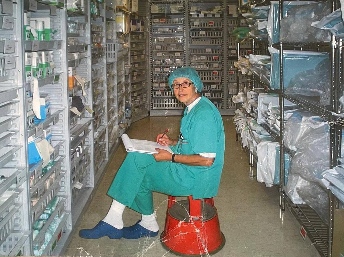 Sitjas fent un informe sobre medicaments.