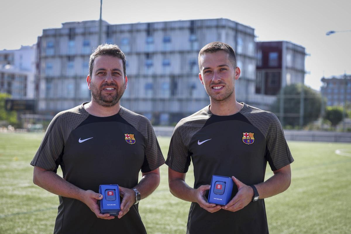 Jesús López (entrenador Infantil D) y Pau Costa (preparador físico Juvenil) con el dispositivo de OLIVER