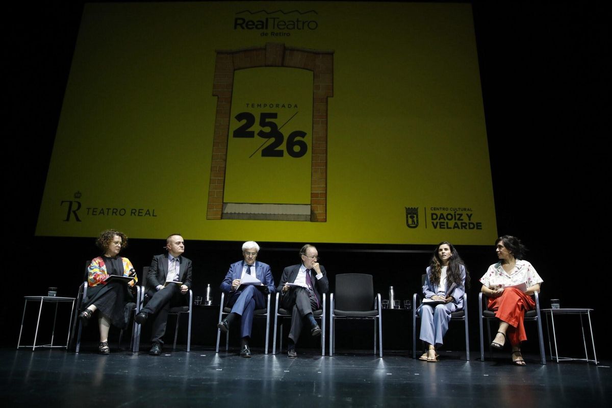 De izda. a dcha., Susana Gómez (directora artística del RTR), Joan Matabosch (director artístico del Teatro Real), Ignacio García-Belenguer (director general del Teatro Real), Gregorio Marañón (presidente del Teatro Real), Raquel Rivera (directora del RTR) y Laura Martín (coordinadora de LÓVA), durante la presentación de la nueva temporada del Real Teatro de Retiro.