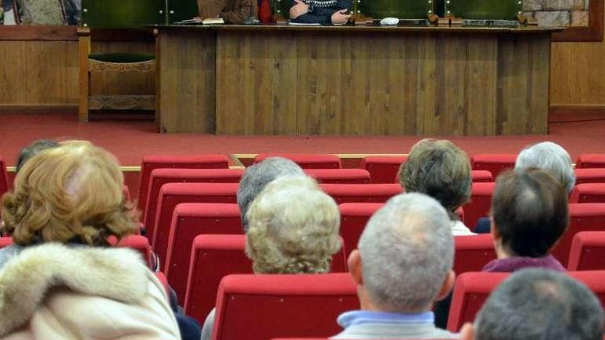 El edil de Bienestar (izquierda) y el alcalde en el encuentro con los mayores.