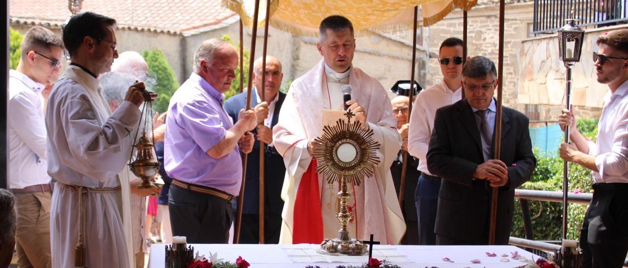 Celebración del Corpus Christi en Villardeciervos, horas antes de la evacuación. | Araceli Saavedra