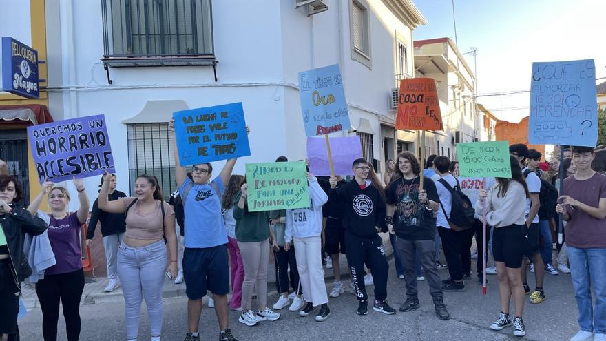 Alumnos del IES Nuevas Poblaciones de La Carlota protestan por el cambio de su horario escolar