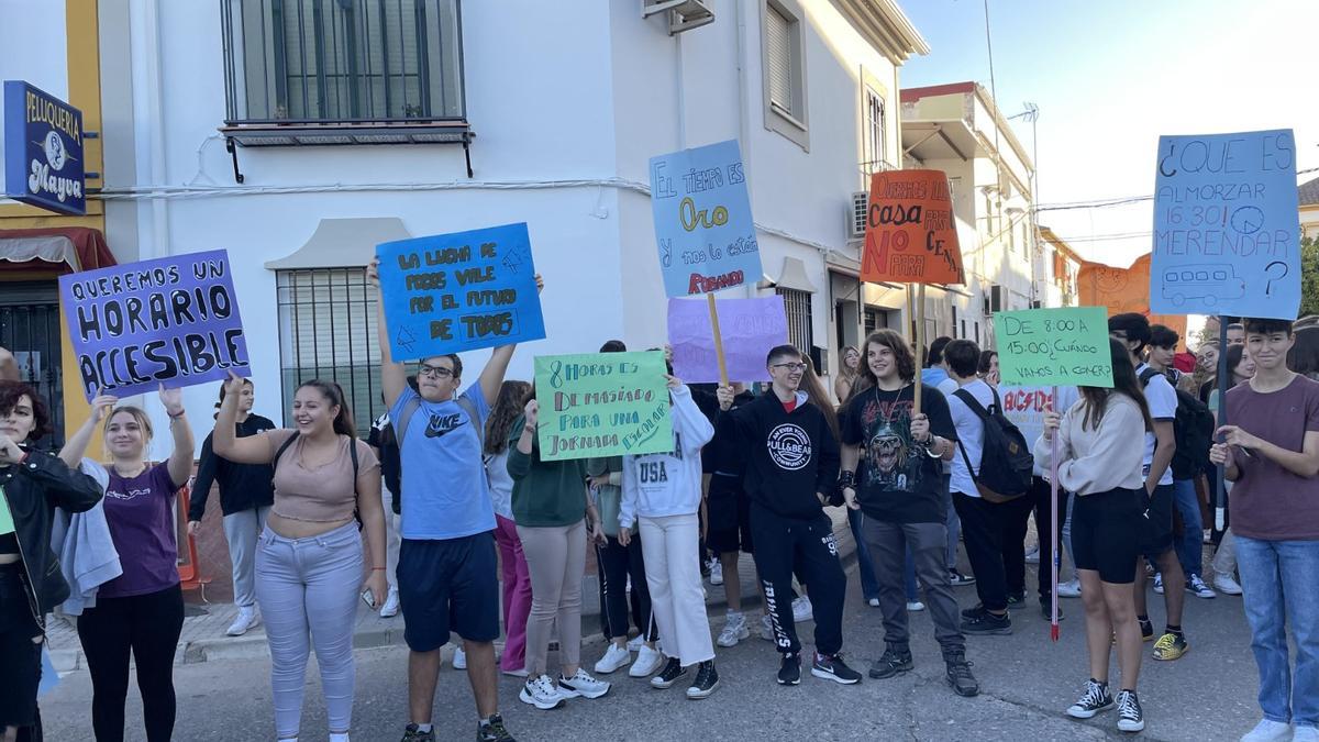 Protestas de los alumnos del IES Nuevas Poblaciones de La Carlota.