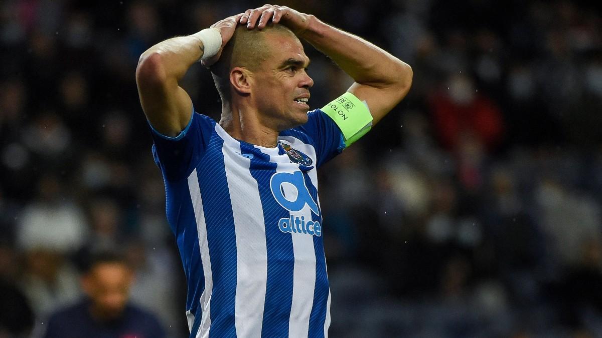 Pepe, en una acción del Oporto - Atlético