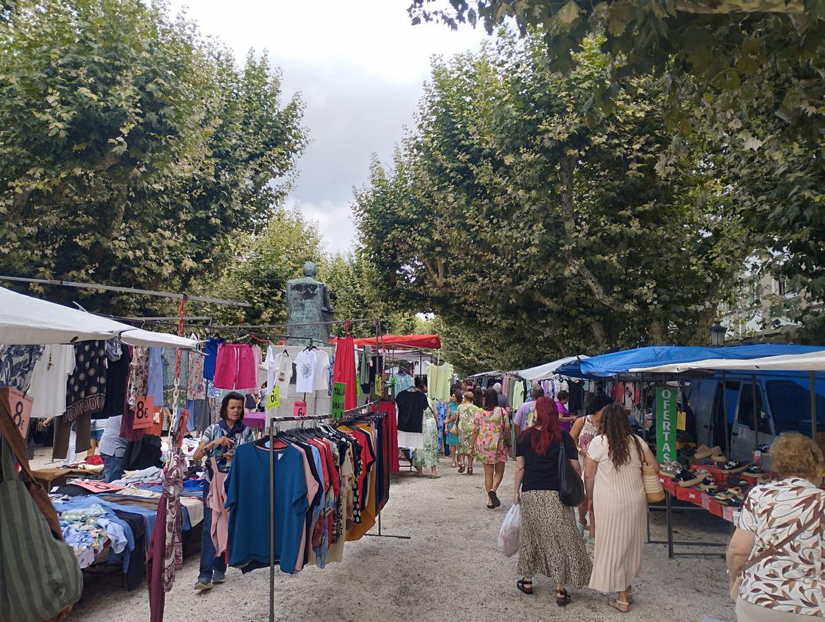 El mercado dominical de Padrón cuenta con unos 600 puestos de venta ambulante.