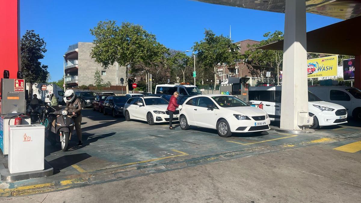 Colas en al gasolinera de la plaça de Alfons Comín, junto a la Ronda de Dalt, en Barcelona.
