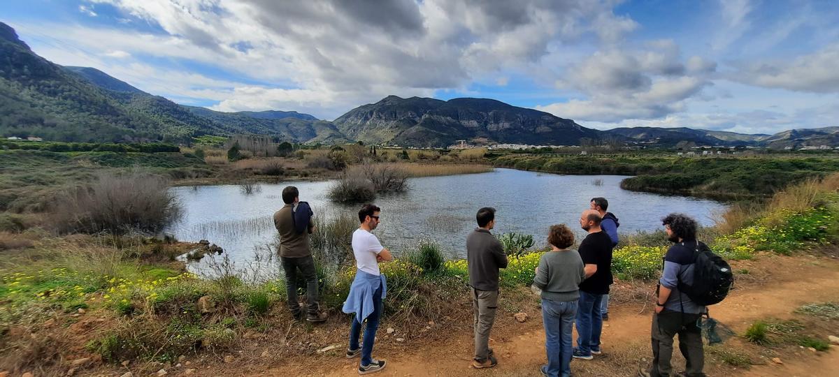 Miembros de Valldigna Verda muestran la zona a la jefa de sección de la conselleria, Maria Sahuquillo.