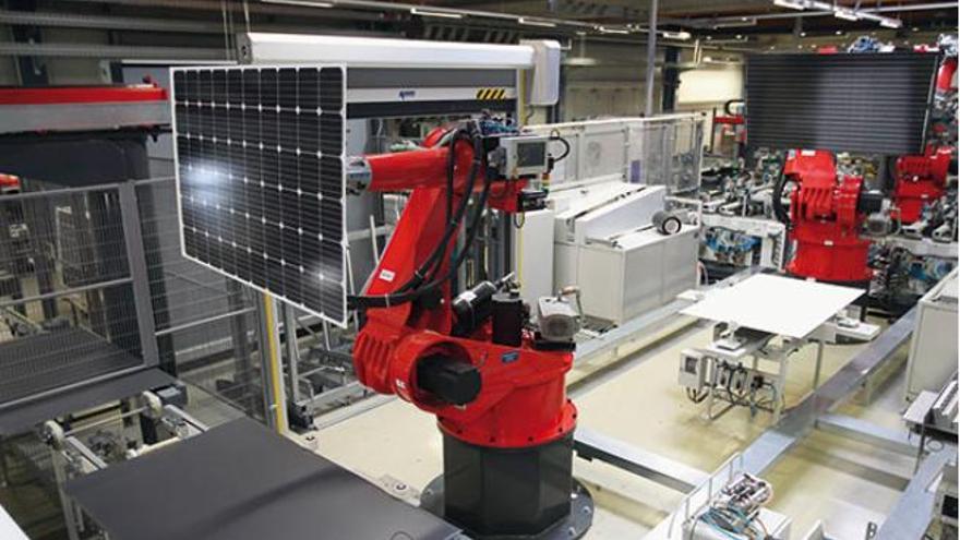 La fábrica de paneles solares de Langreo comenzará la selección de sus 120 trabajadores después del verano