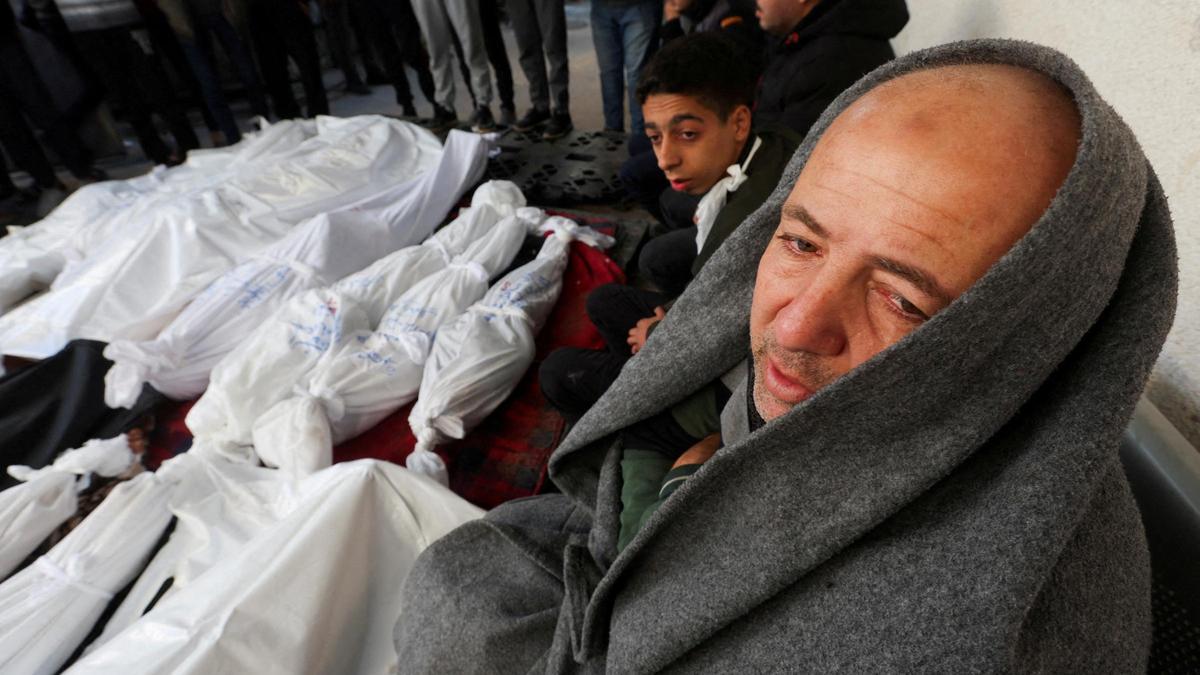 Cadáveres de palestinos muertos por bombardeos israelíes en el hospital de Rafah, en el sur de la Franja de Gaza.