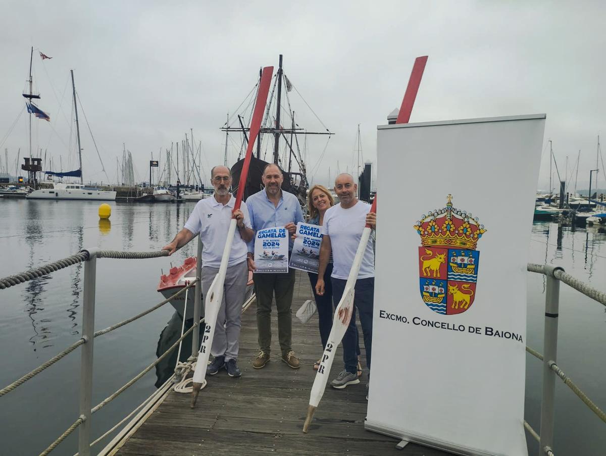 Parte del gobierno municipal en la presentación de la regata de gamelas.