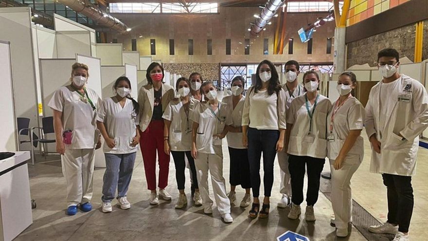 Estudiantes de la UMA vacunando en el FYCMA.