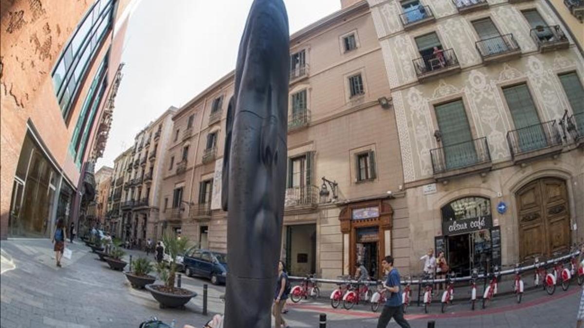 La escultura 'Carmela' de Jaume Plensa, ubicada frente el Palau de la Música.