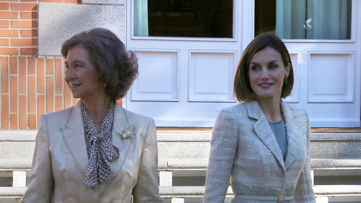 Doña Sofía y la reina Letizia a las afueras del Palacio de la Zarzuela