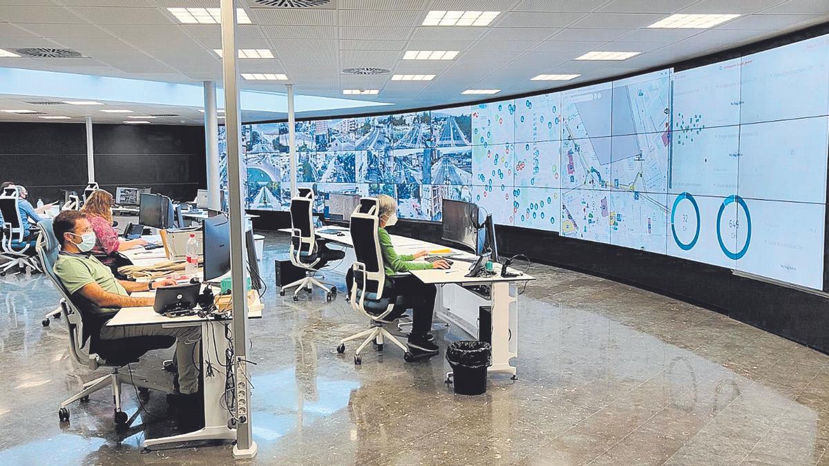 Trabajadores en la sala del Centro Único de Seguimiento (CEUS), ‘cerebro’ de la Smart City murciana.