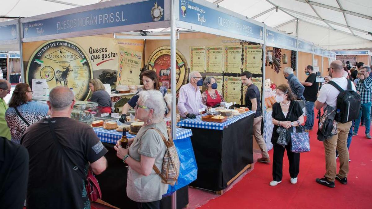 Amantes del queso en el estand de Quesos Morán-Piris.