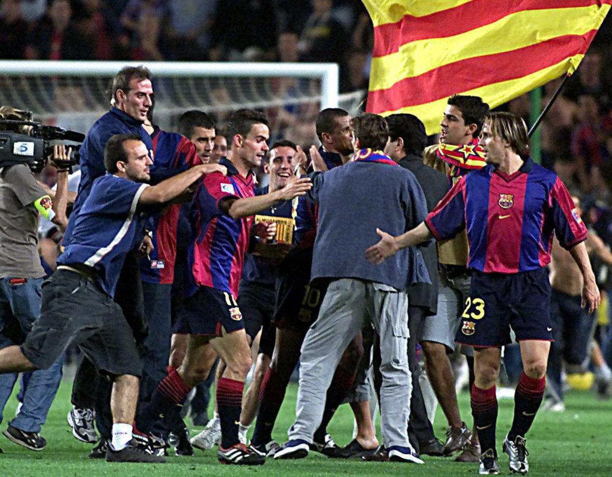 Varios aficionados del Barça invadieron el campo