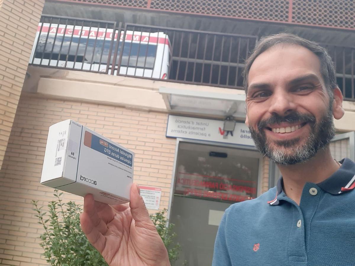 El padre de Marta, recogiendo el primer Miglustat en Castellón