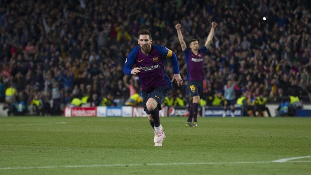 Messi corre enloquecido tras marcar el 3-0 al Liverpool y Lenglet, al fondo, también lo celebra.