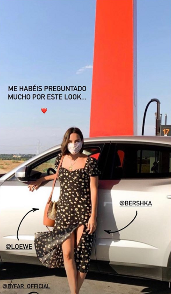 Tamara Falcó con un vestido floral de Bershka y bolso de Loewe