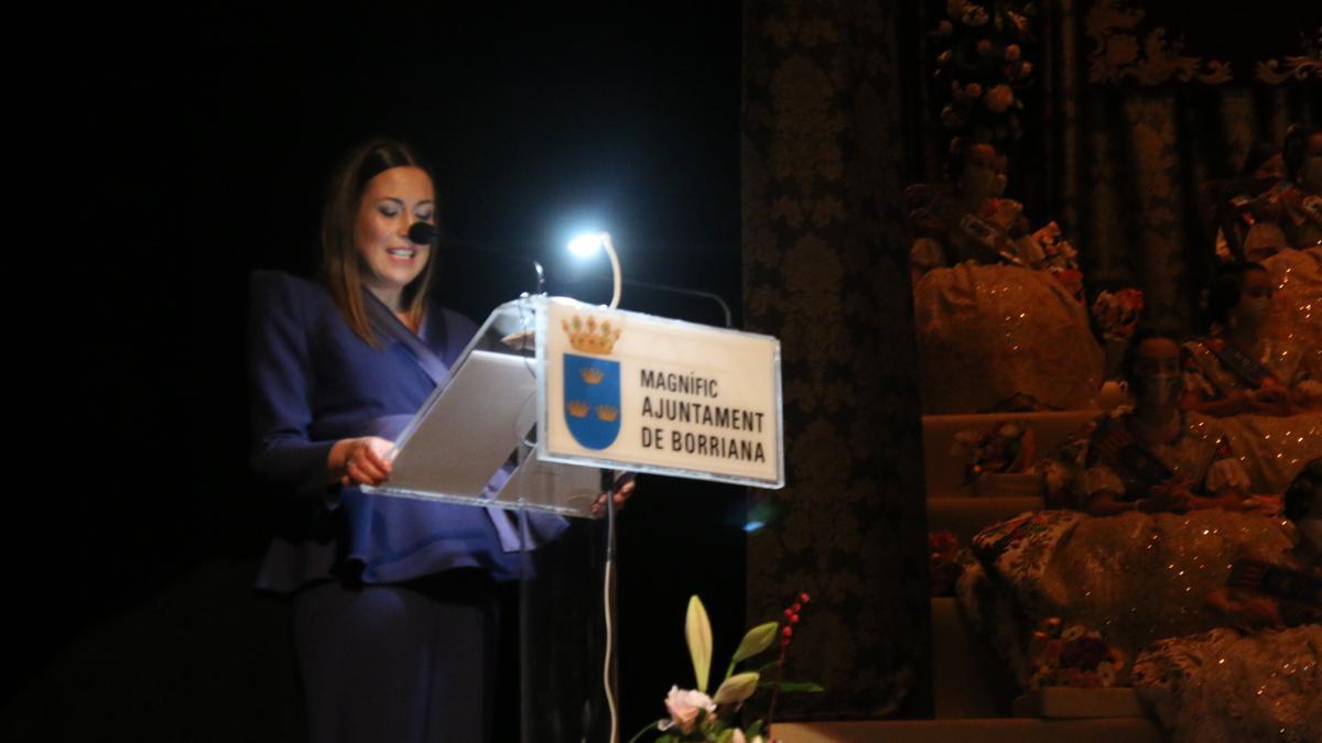 La mantenedora del acto, Carolina Mataix, muy vinculada a la tradición fallera, ejerció como maestra de Ana Giménez en el colegio durante cuatro años.