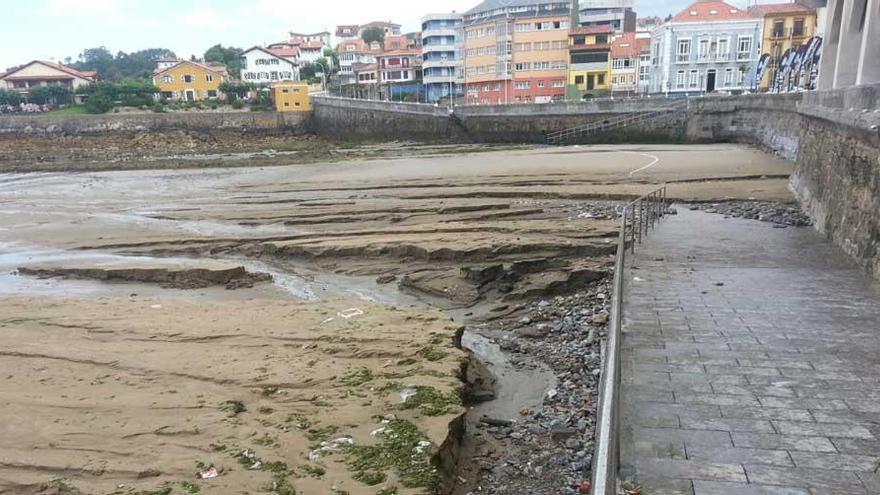 Estado en el que quedó la playa de La Ribera tras la tromba de agua.