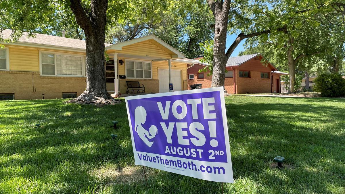 Un cartel electoral sobre el derecho al aborto en Kansas