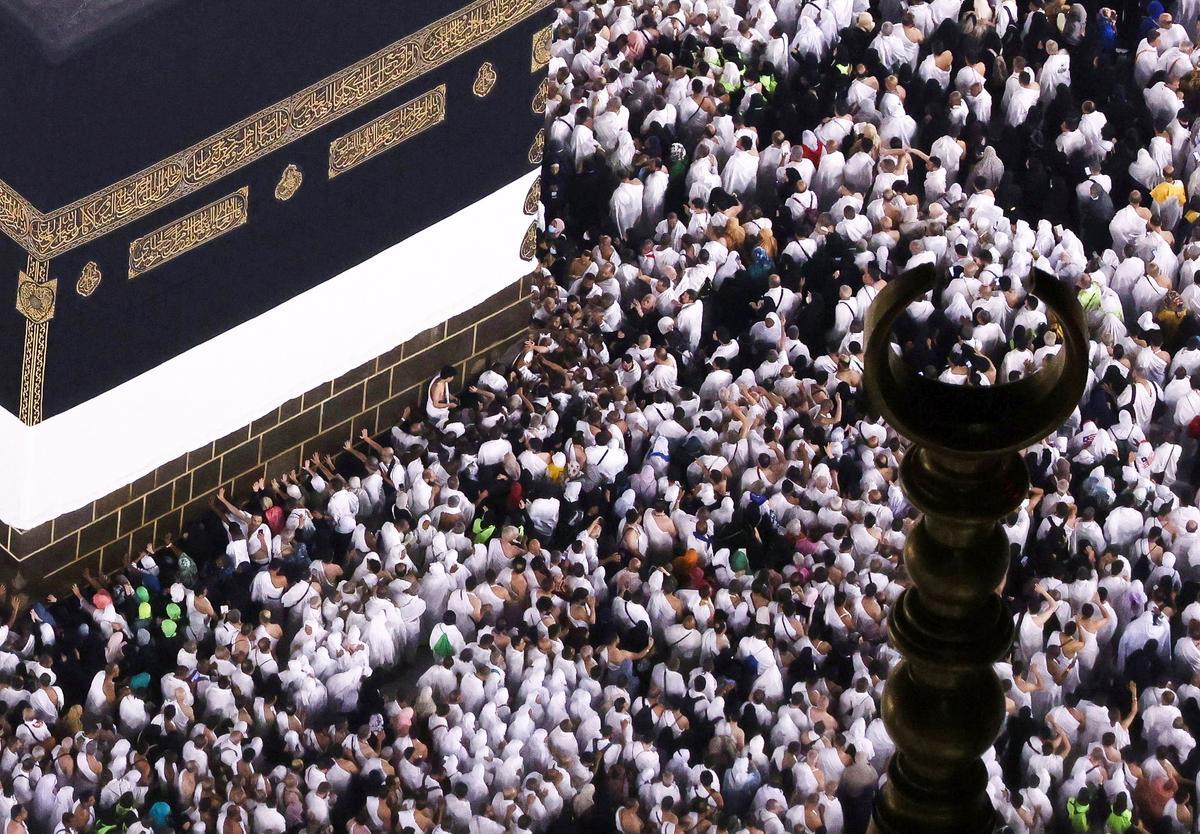 Peregrinos musulmanes realizan la Umrah en la Santa Kaaba, en la ciudad santa de La Meca