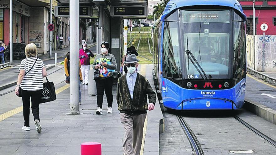 Las guaguas y el tranvía aumentarán sus frecuencias a partir del lunes.