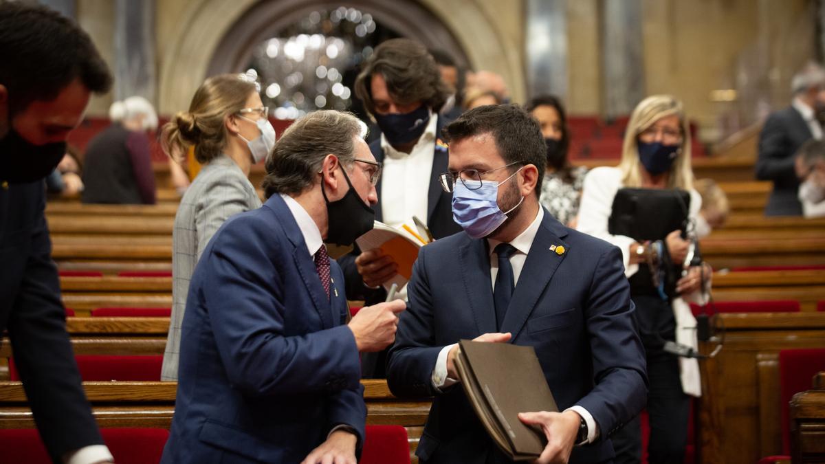 El 'president' Pere Aragonès y el 'conseller' de Economia, Jaume Giró, en el Parlament.