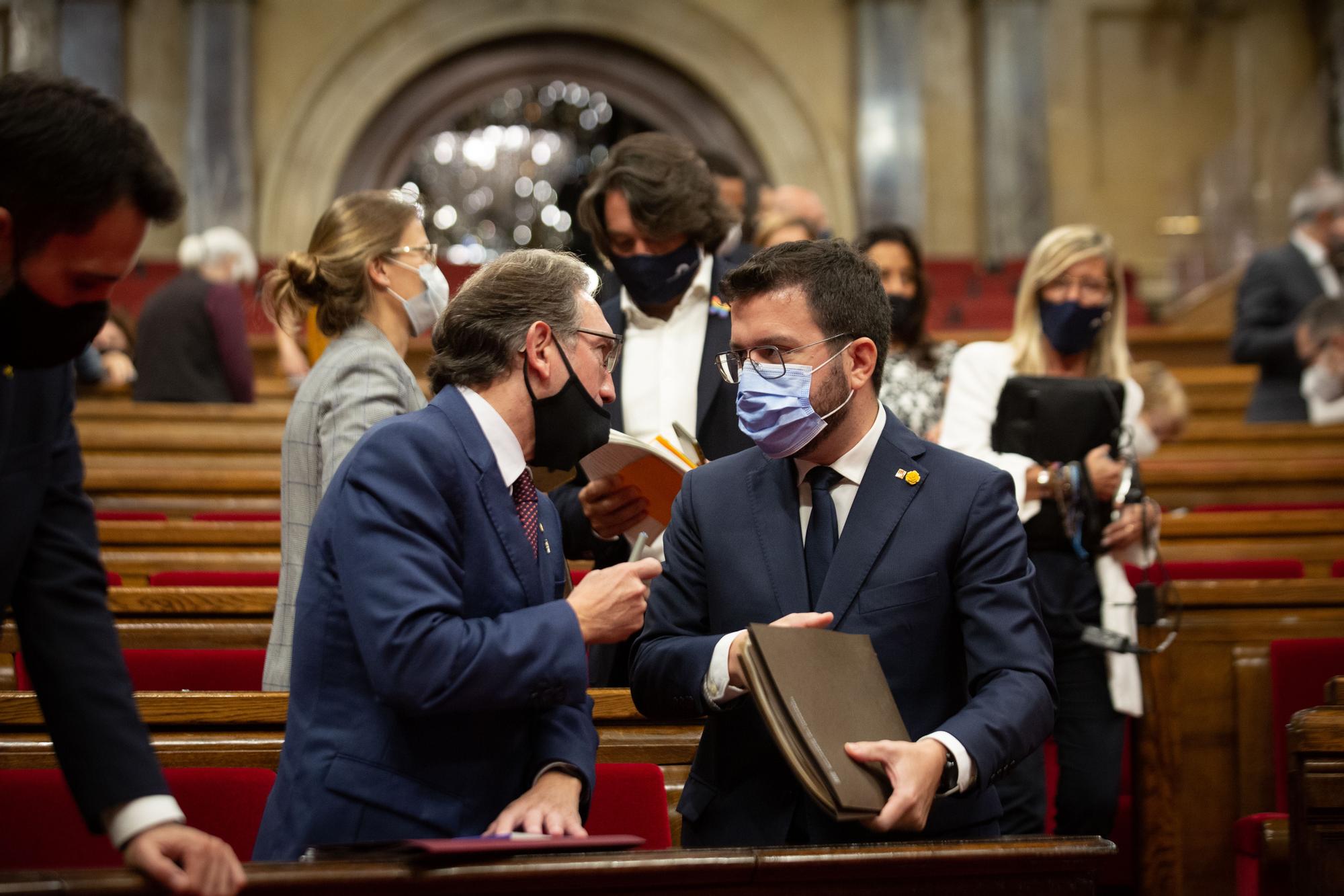 El 'president' Pere Aragonès y el 'conseller' de Economia, Jaume Giró, en el Parlament.