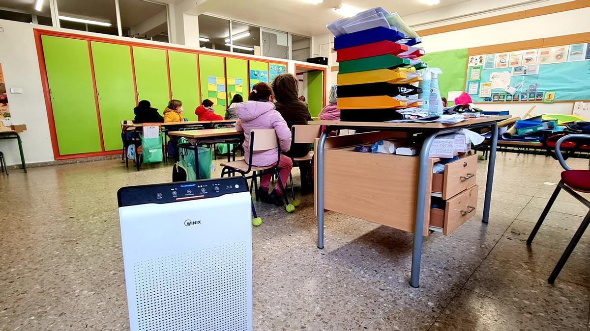 Uno de los purificadores instalados en las aulas de Elda.