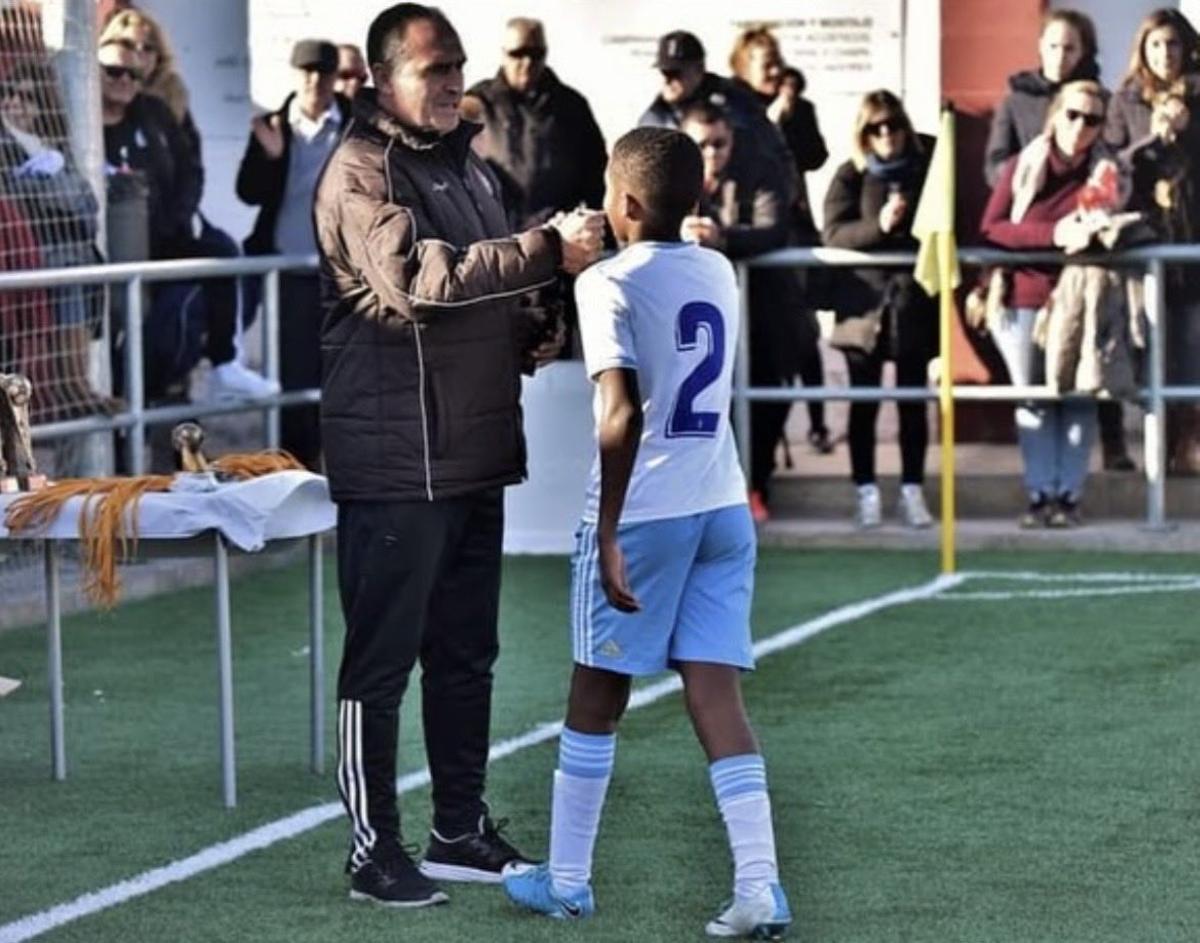 Gomes recoge un trofeo en sus primeros partidos en el alevín zaragocista.
