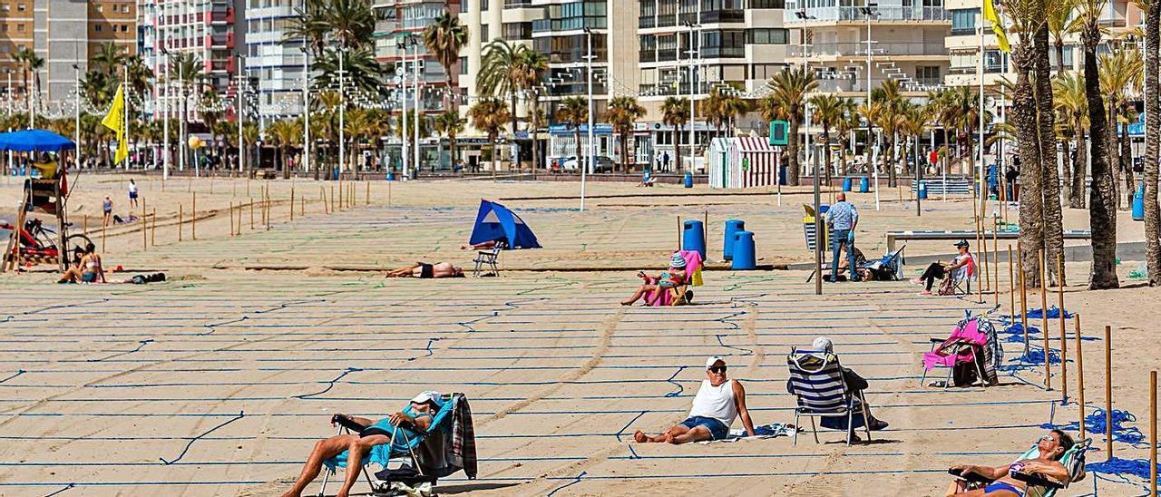 La playa de Levante de Benidorm, «vacía» por las restricciones a los viajes.