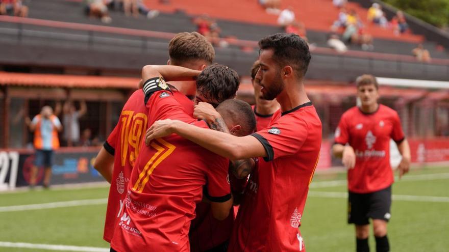 Los futbolistas del Mensajero celebran el segundo de sus goles.