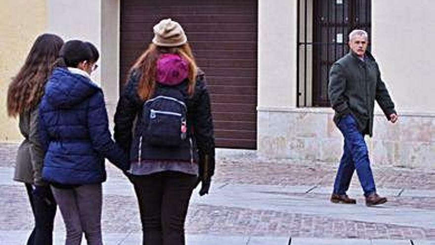 Turistas pasean por la capital.