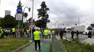 Medio millar de agricultores protestan sin incidentes en el Puerto de Sevilla