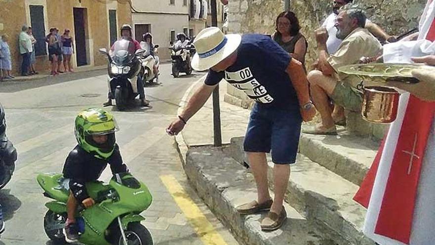 Un pequeÃ±o motociclista acude a pedir la bendiciÃ³n.