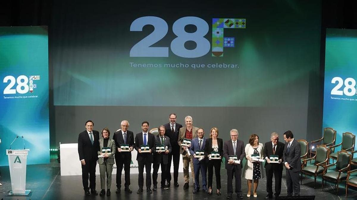 Foto de familia de autoridades y premiados en el acto de entrega de las Banderas del 28F en Córdoba.