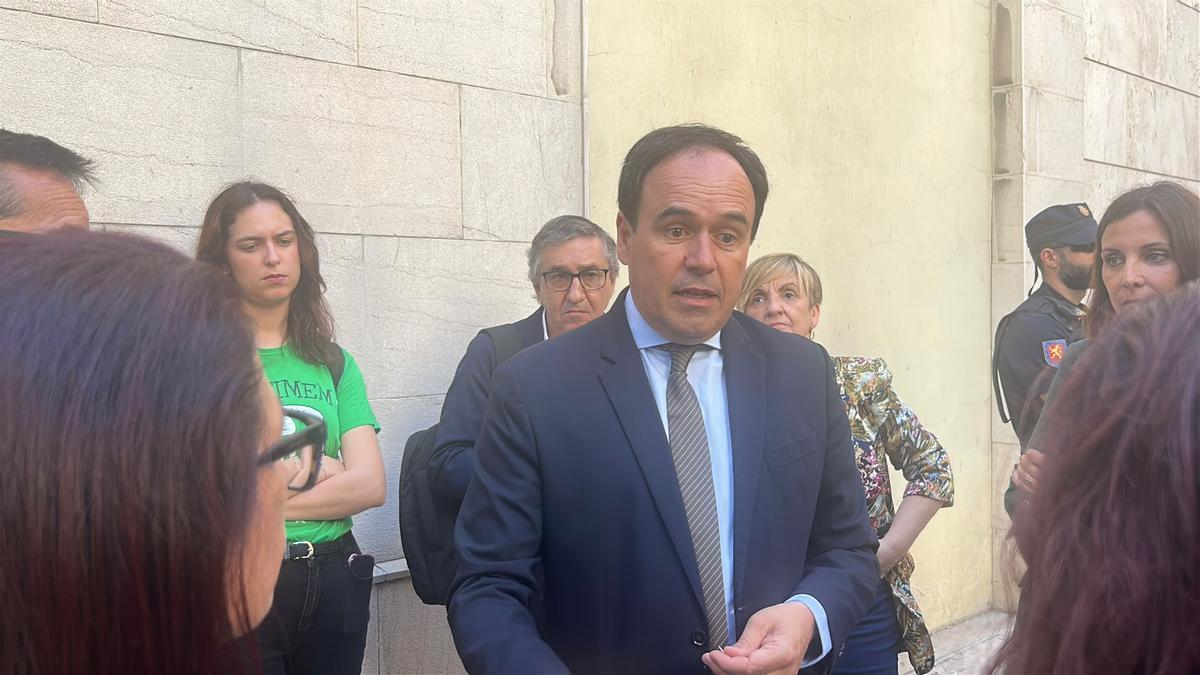 El president habla con directores de centros y la presidenta de FAMPA Valencia