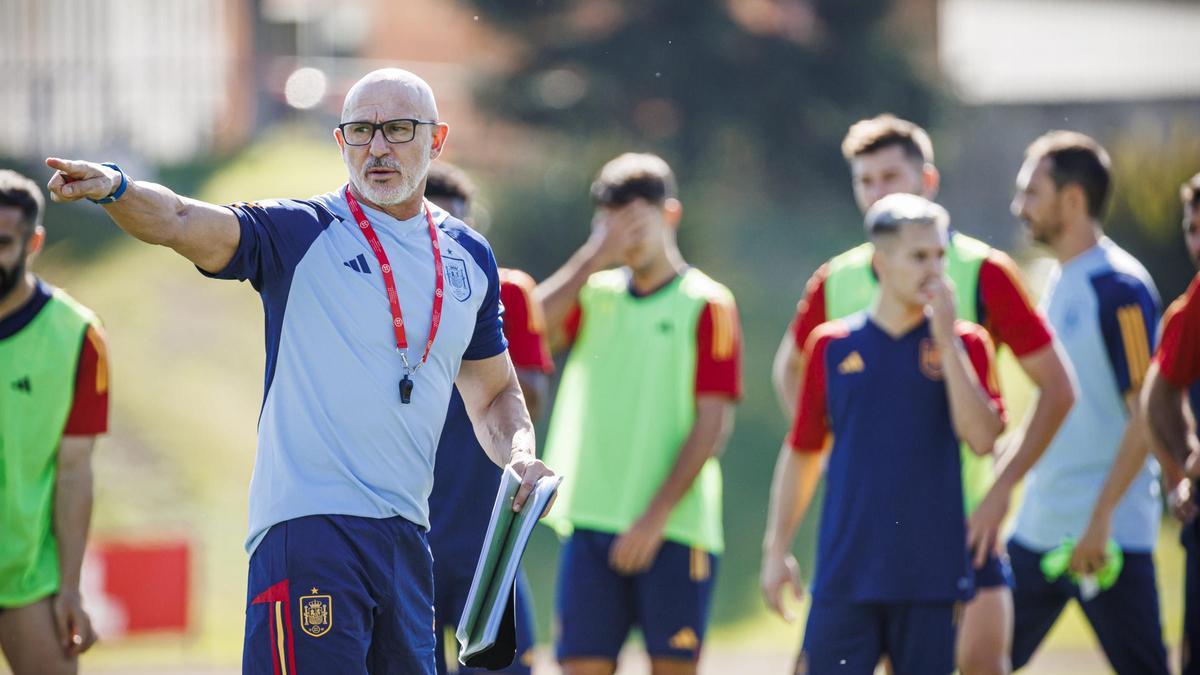 Luis de la Fuente, durante el entrenamiento de la selección española.