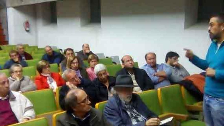 Asistentes a la asamblea de la Plataforma en Defensa de la Sanidad Pública de Sayago celebrada en Bermillo.