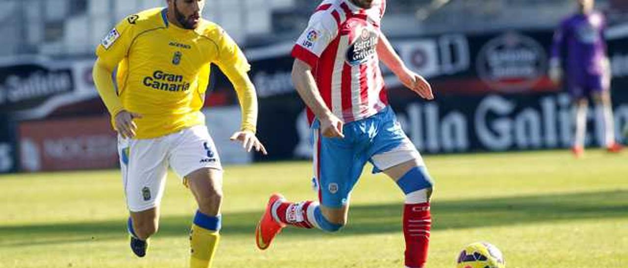 Alfredo Ortuño presiona a un defensa del Lugo.