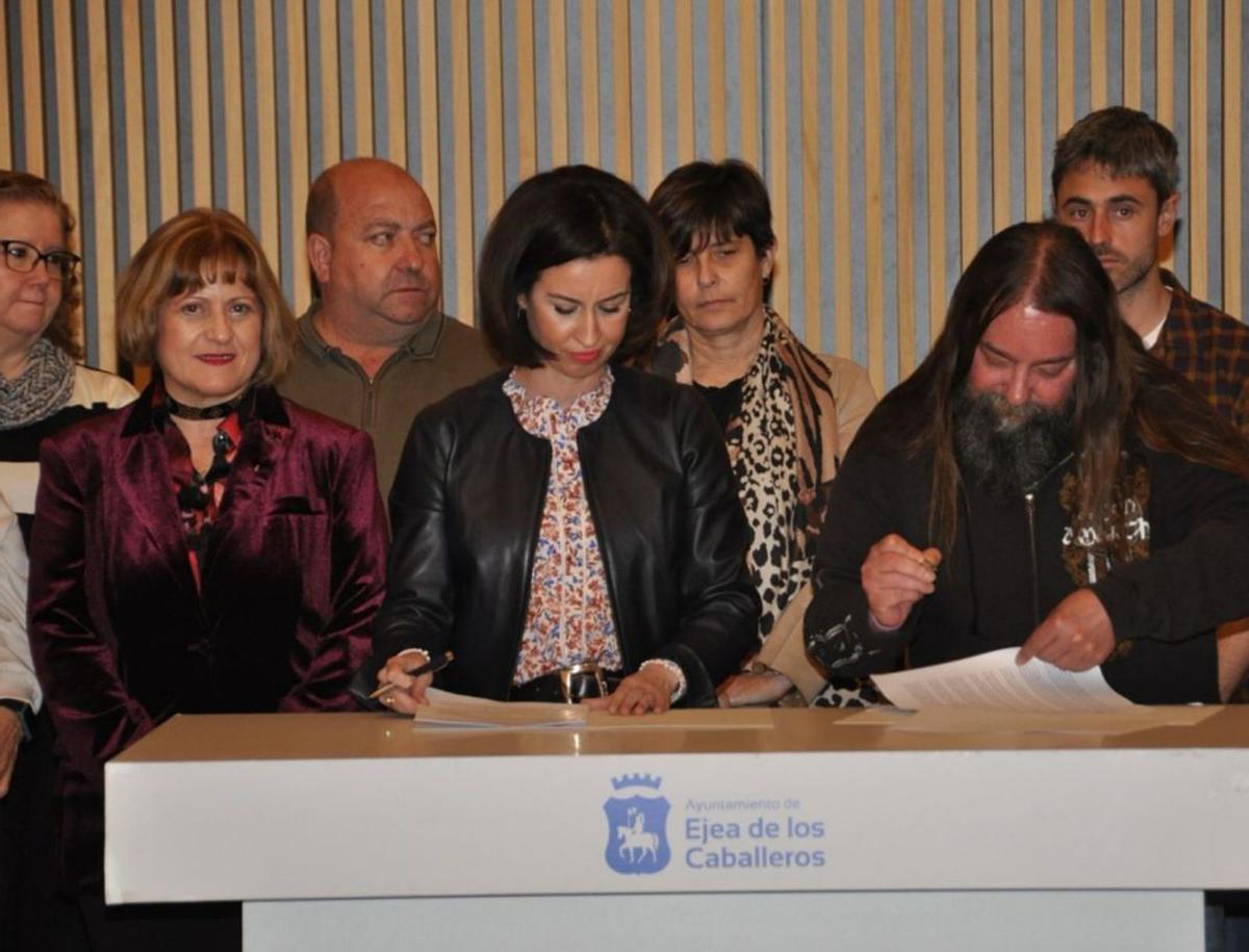 Teresa Ladrero y Alberto Espés durante la firma del convenio. | SERVICIO ESPECIAL