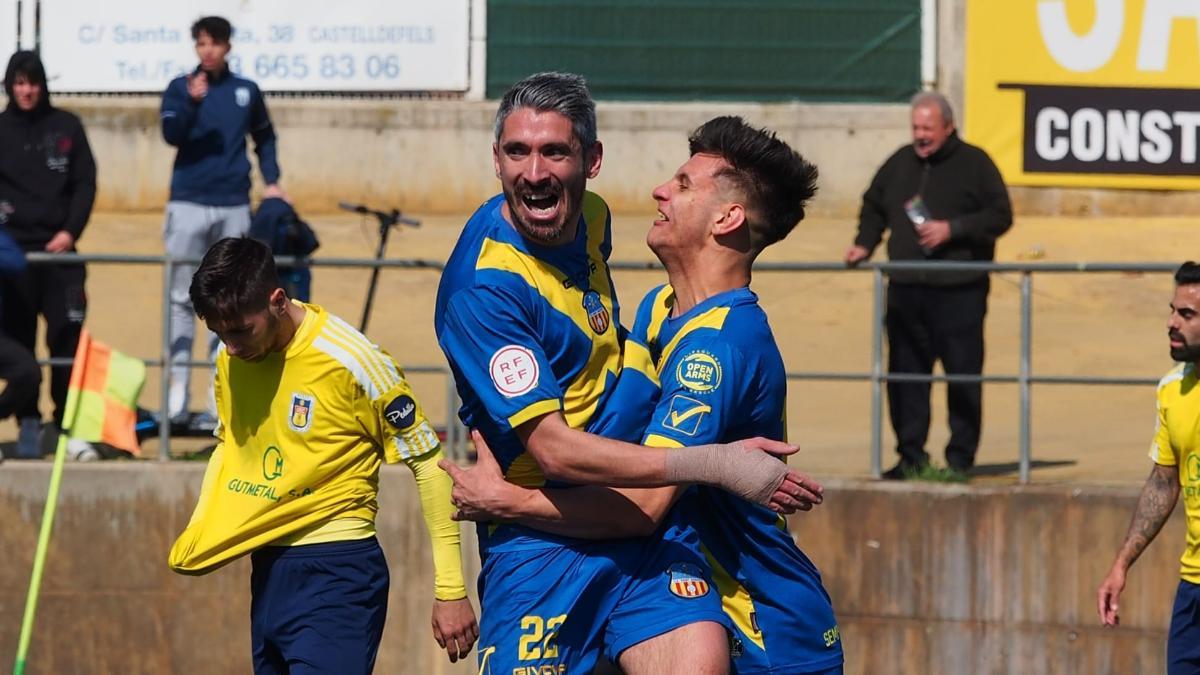 Josu celebra uno de sus tres tantos frente al Castelldefels