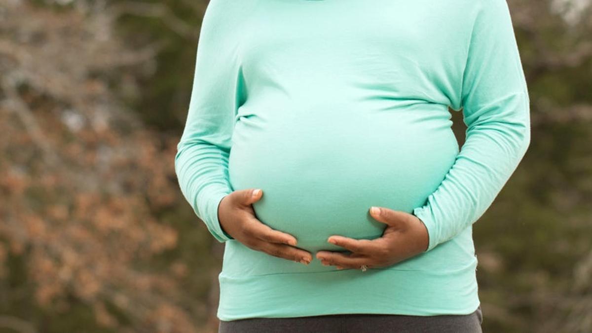 Mujer de raza negra embarazada