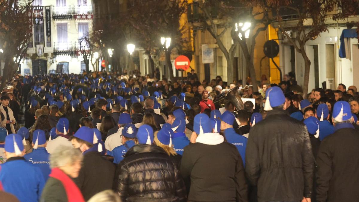 Mucha participación de festeros y mucho público en las calles para presenciar el primer desfile tras dos años de parón.