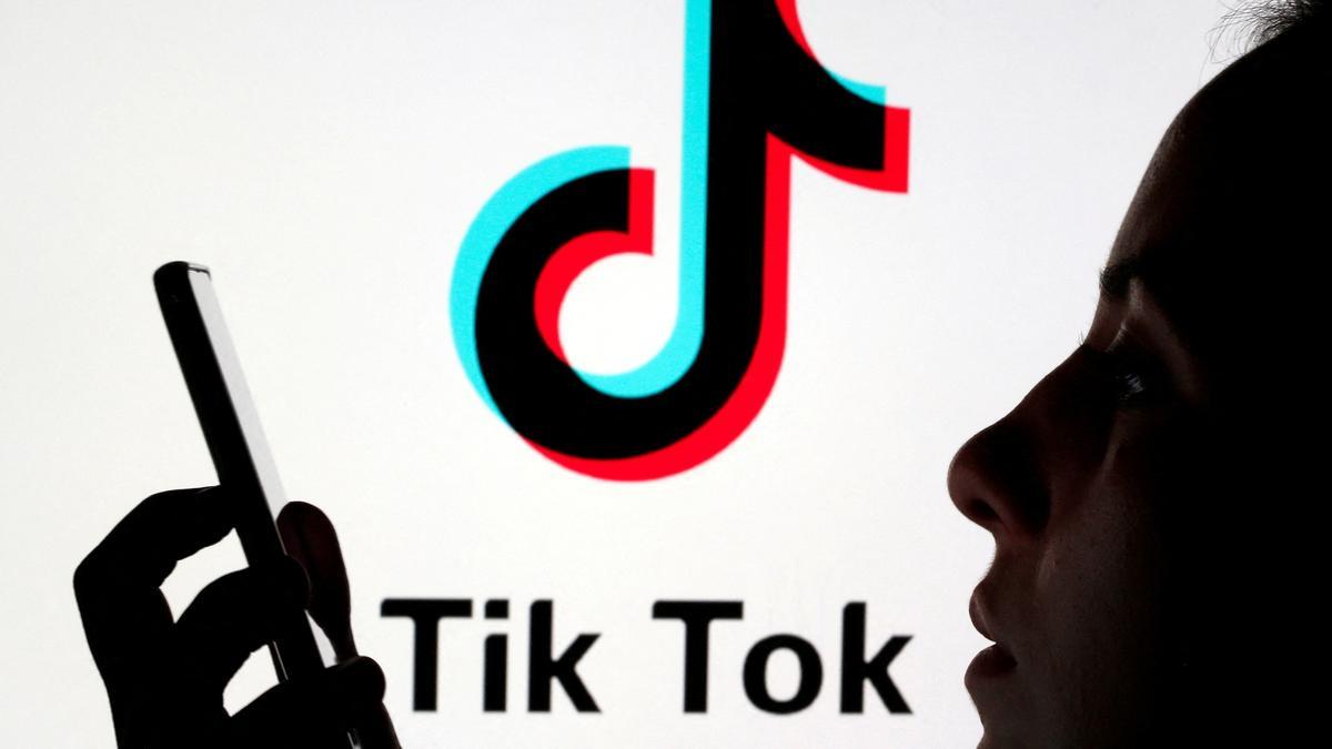 Una persona habla ante el logo de TikTok