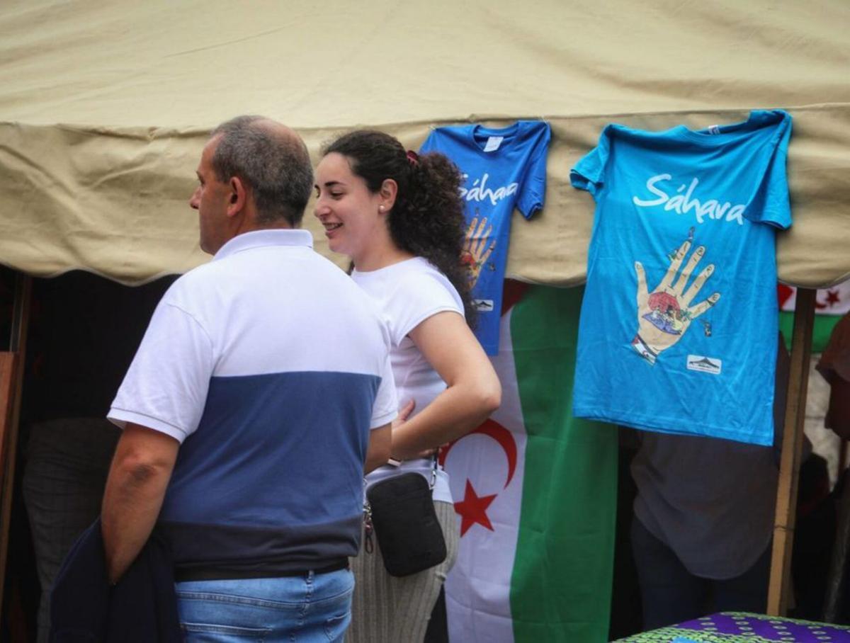 Camisetas solidarias en la jaima de Zamora con el Sáhara. | Alba Prieto