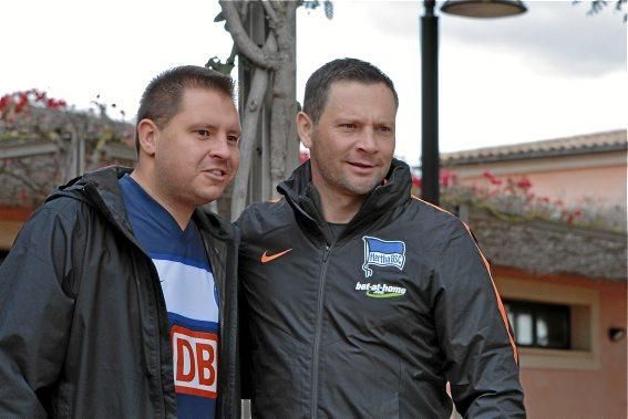 Hertha-Fans schauen beim Training zu.